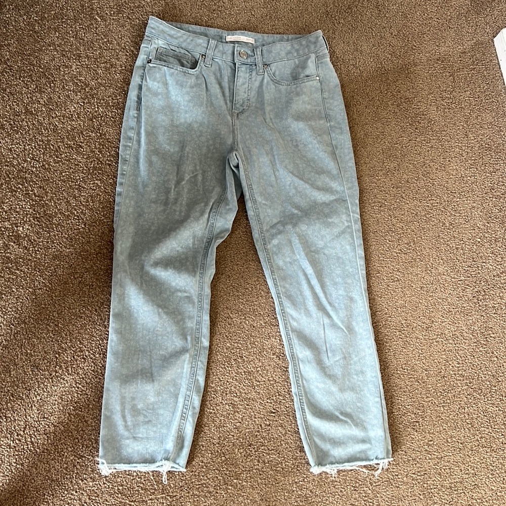 Lauren Conrad skinny crop light wash with what flower pattern, size 10